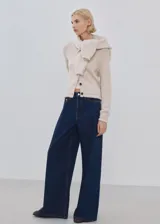 Jeans de tiro medio confeccionados en denim azul oscuro, con corte recto y amplia botamanga.