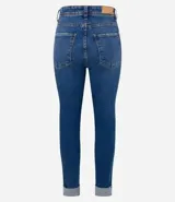 Pantalón mom jeans de tiro alto, color celeste claro, con bolsillos delanteros y traseros, cierre con botón y cremallera, y ruedo doblado.