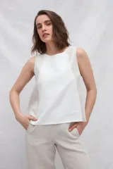 Musculosa de lino color marrón con paneles laterales en azul marino, corte recto y cuello redondo.