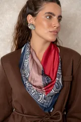 Aros de diseño orgánico en tono plata, con forma de flor y textura lineal con acabado brillante.