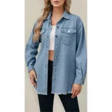 Campera tipo sobrecamisa de denim en tono azul claro, con corte oversize, cuello italiano, cierre frontal con botones metálicos, bolsillos frontales con solapa y ruedo con detalle desflecado.