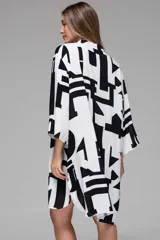 Vestido camisero blanco con estampado de letras marrones, de corte holgado y manga 3/4.