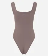 Body de poliamida color marrón topo, con escote cuadrado, tirantes anchos y diseño ajustado al cuerpo.