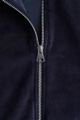 Campera corta de velour azul marino, con cuello alto, cierre frontal, bolsillos laterales y elástico fruncido en puños y bajo.