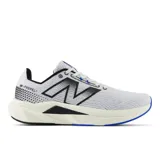 Championes de running New Balance Propel V5, color blanco con detalles en negro y azul.