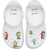 Zuecos Crocs modelo Crocband con diseño temático de Peanuts. Presentan un estampado sutil en la parte superior y retratos coloridos de los personajes en la banda lateral de la suela. Incluyen dijes Jibbitz exclusivos de los personajes de la serie, correa pivotante en el talón y orificios de ventilación.