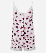 Conjunto de pijama estilo short doll compuesto por una blusa con breteles finos ajustables, escote en V con detalle de encaje, y un short corto con cintura elástica y borde de encaje. Ambas piezas presentan un estampado de corazones en tonos rosados y morados sobre fondo blanco.