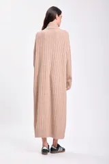 Vestido largo color beige de punto canalé con cuello alto.