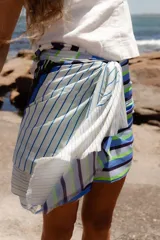 Pareo de viscosa con diseño a rayas verticales en tonos azul marino, azul claro, celeste, verde lima y blanco.