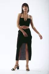 Crop top color beige con escote halter y elástico en la parte inferior.