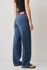 Jeans de denim azul de corte recto y tiro alto, con bolsillos delanteros y traseros.