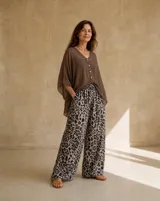 Pantalón tiro alto con estampa animal print leopardo, corte wide leg holgado y cintura elastizada fruncida.