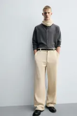 Pantalón de corte wide fit confeccionado en pana de algodón color marrón oscuro. Presenta bolsillos frontales, bolsillos traseros de vivo con botón y cierre frontal con cremallera y botón.