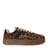 Championes urbanos de mujer con capellada blanca y suela de goma color caramelo con textura antideslizante.