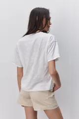 Remera negra de manga corta con escote en V y silueta amplia.