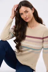 Buzo tejido de algodón con diseño de rayas horizontales en tonos beige, bordó, celeste y crudo, con cuello redondo y mangas largas.
