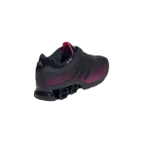 Championes Adidas Megaride S2, color negro con detalles en fucsia, capellada de malla transpirable con diseño de celdas y suela con amortiguación de tubos icónica.