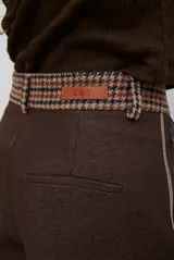 Pantalon de corte recto y pierna ancha, confeccionado en tela tipo denim color azul oscuro, con costuras a contratono y detalle de abertura lateral en el ruedo.