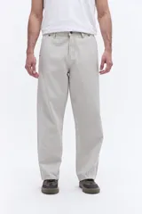 Pantalón de corte relajado y silueta amplia, confeccionado en algodón con acabado lavado. Presenta un diseño clásico de cinco bolsillos, cierre frontal con botón y costuras laterales reforzadas.