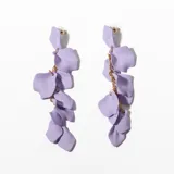 Aros colgantes largos con forma de pétalos color lila unidos por una cadena dorada.