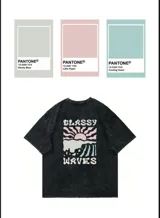 Remeron de corte holgado con efecto de lavado ácido en color negro. Presenta una estampa frontal con diseño de sol y olas en tonos pastel y la leyenda 'Classy Waves'.