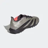 Championes de fútbol Adidas Predator League para césped artificial (TF), color dorado metálico con tres franjas negras. Presentan una parte superior texturizada Hybridfeel con detalles en color coral en el forro interior y suela de caucho negra.