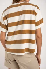 Remera oversize de algodón lavado con diseño de rayas horizontales en color camel y blanco, de manga corta y cuello redondo.