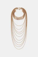Pack de dos collares dorados de múltiples cadenas finas, compuesto por un choker rígido de eslabones entrelazados y un collar largo de varias tiras en cascada con cierre de mosquetón.
