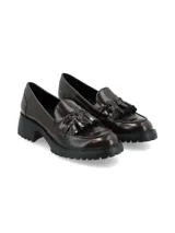 Mocasines de cuero color marrón oscuro, con detalle de flecos en el empeine y suela track de goma negra con taco cuadrado.