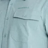 Camisa de manga corta Merrell modelo Akaroa, color verde agua, con cuello clásico, cierre frontal de botones y dos bolsillos frontales con solapa.
