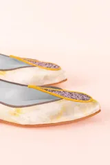 Ballerinas color beige con detalle de lágrima con glitter en el empeine.