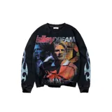 Buzo de cuello redondo en color negro con efecto lavado. Presenta un estampado gráfico frontal de estilo vintage con la imagen de David Beckham y detalles en las mangas con diseño de llamas.