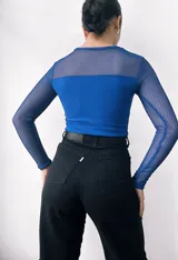 Top azul de crepe con cuello redondo y mangas largas de red.