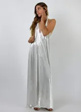 Vestido largo plateado con escote halter y espalda descubierta.
