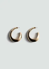 Aros de diseño ovalado y grueso con acabado brillante en tono dorado.