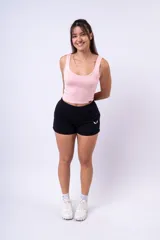 Short deportivo blanco de calce holgado, con cintura elástica y logo bordado en negro.