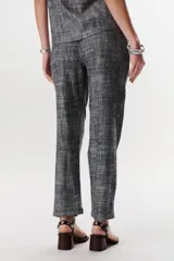 Pantalón de vestir azul de corte recto.