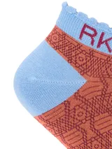 Calcetines tobilleros color naranja con diseño geométrico en azul y logo RKF en el tobillo.