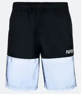 Bermuda deportiva de tejido plano de poliamida, color negro y gris claro, con bloques de color reflectivo en la parte inferior. Presenta cintura elástica con amarre y un pequeño logo de la NASA en la pierna derecha.