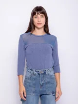Top azul de manga 3/4 con cuello redondo y detalle de transparencia en la parte superior delantera.