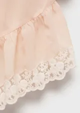 Top color crema con tirantes finos y escote cuadrado con volantes y encaje.