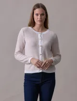 Cardigan de tejido tweed celeste y blanco, con escote redondo, cierre frontal con botones metálicos dorados y bolsillos simulados en el frente.