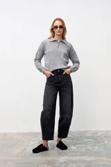 Zueco tipo mule de gamuza negra con hebilla lateral ajustable y suela de corcho con base de goma antideslizante.