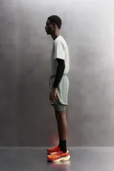 Short de entrenamiento deportivo con diseño 2 en 1, que incluye una capa exterior de tejido técnico ligero y una malla interior ajustada. Cuenta con cintura elástica con cordón de ajuste, bolsillos laterales con cierre y aberturas en el bajo.