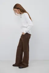 Pantalón de corte recto confeccionado en gamuza color marrón, con costuras a la vista en tono contrastante y diseño de paneles horizontales en las piernas.