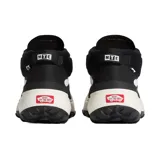 Championes Vans modelo Mte Crosspath Mid, de caña media, color negro con detalles en blanco. Presentan un diseño robusto con suela de plataforma dentada, cordones jaspeados y la icónica banda lateral de la marca.