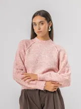 Sweater de punto con diseño amplio y mangas ranglan. Presenta cuello redondo tejido y puños acanalados, ofreciendo un calce cómodo y versátil.