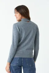 Sweater tejido gris con cuello alto y corte regular.