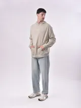 Buzo canguro celeste con capucha y cordón ajustable. Estampado frontal con la frase "Let's start rolling. Forget the rules". Corte holgado con puños y cintura acanalados.