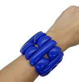 Pulsera elástica de resina color crema, estilo moderno.